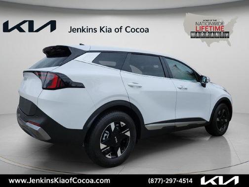 White Pearl 2027 Kia Sportage LX