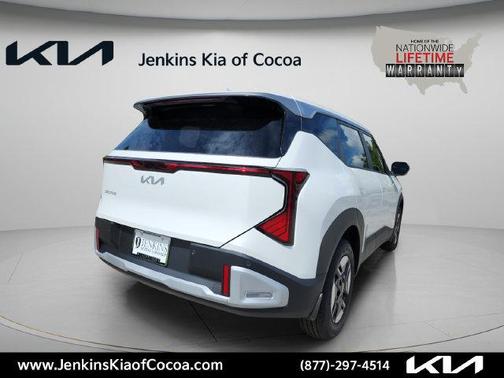 White 2027 Kia Seltos LX