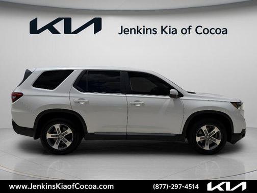 White 2023 Honda Pilot EX-L 7-Passenger