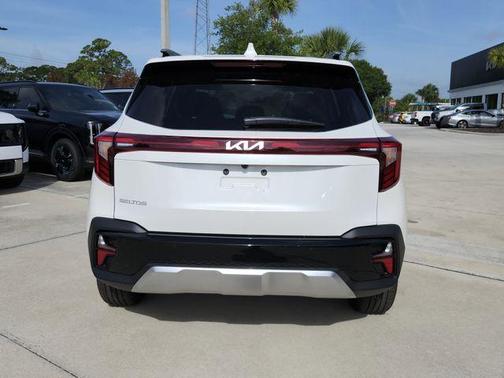 White Pearl 2026 Kia Seltos EX