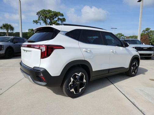 White Pearl 2026 Kia Seltos EX
