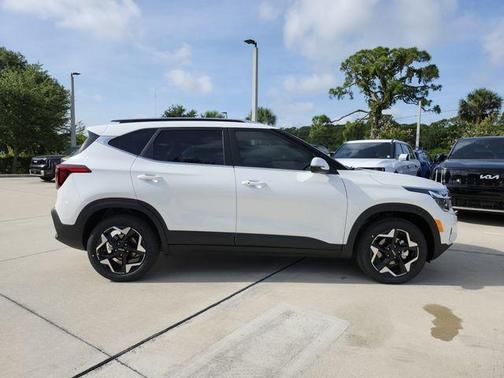 White Pearl 2026 Kia Seltos EX