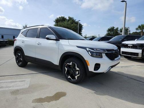 White Pearl 2026 Kia Seltos EX