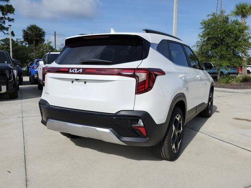 White Pearl 2026 Kia Seltos EX