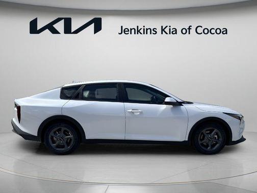 Snow White Pearl 2026 Kia K4 LXS