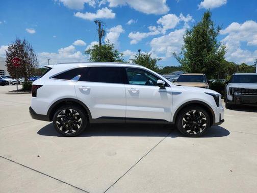 White Pearl 2026 Kia Sorento SX