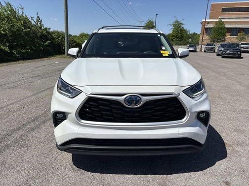 Wind Chill Pearl 2023 Toyota Highlander Hybrid XLE