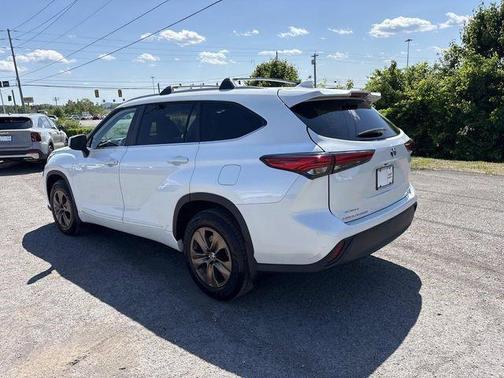 Wind Chill Pearl 2023 Toyota Highlander Hybrid XLE