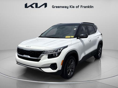 Clear White/Black Roof 2023 Kia Seltos S