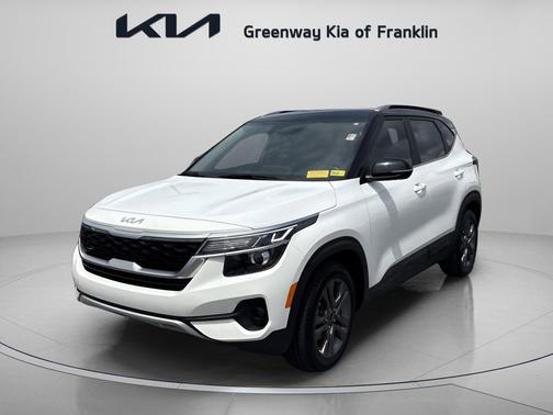 Clear White/Black Roof 2023 Kia Seltos S