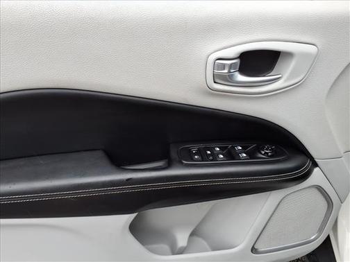 White 2018 Jeep Compass Latitude