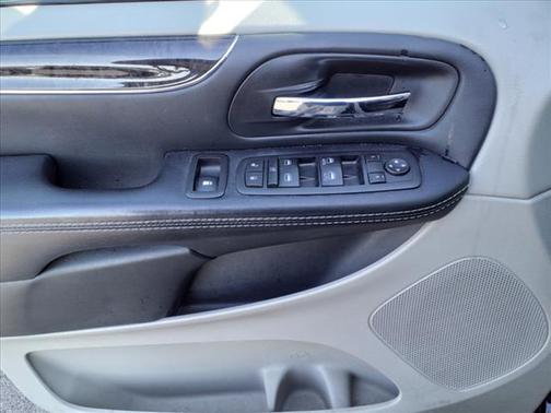 2015 Chrysler Town & Country LX
