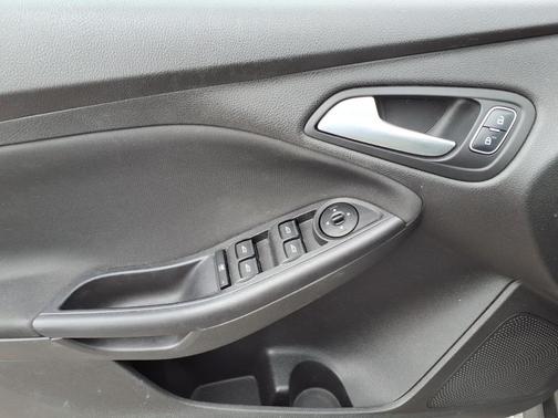 Magnetic 2015 Ford Focus SE