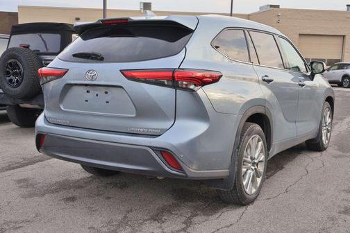 Moon Dust 2022 Toyota Highlander Limited