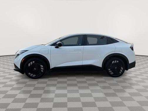Everest White Pearl Tricoat 2026 Nissan Leaf S+