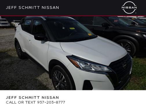 Aspen White Tricoat/Super Black 2023 Nissan Kicks SV
