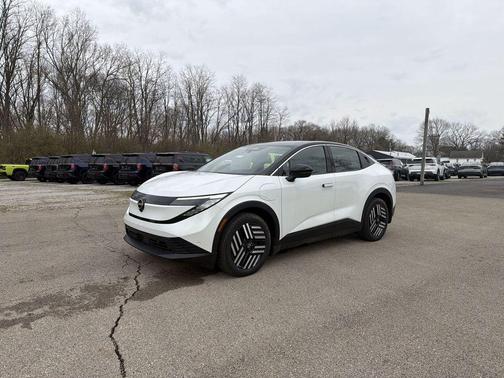 Everest White Pearl/Black 2026 Nissan Leaf SV+