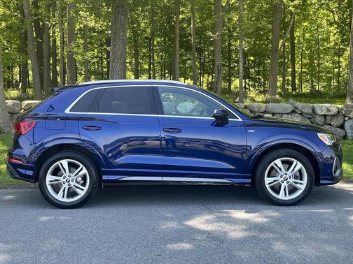 Navarra Blue Metallic 2023 Audi Q3 Premium 45 TFSI S line quattro Tiptronic