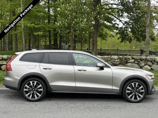 Pebble Grey Metallic 2020 Volvo V60 Cross Country T5