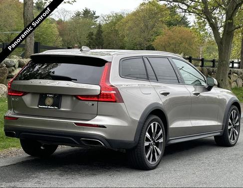 Pebble Grey Metallic 2020 Volvo V60 Cross Country T5