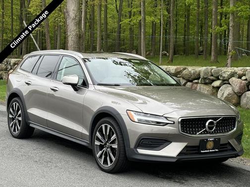 Pebble Grey Metallic 2020 Volvo V60 Cross Country T5
