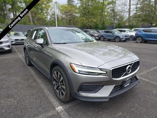 Pebble Grey Metallic 2020 Volvo V60 Cross Country T5