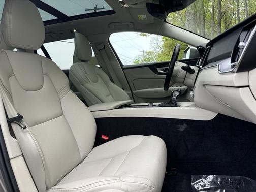 Pebble Grey Metallic 2020 Volvo V60 Cross Country T5