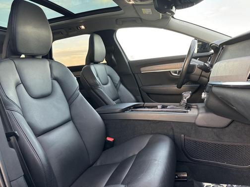 2021 Volvo V90 Cross Country T6