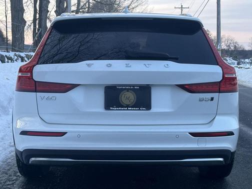 2025 Volvo V60 Cross Country Plus, B5 AWD Gas (mild hybrid)