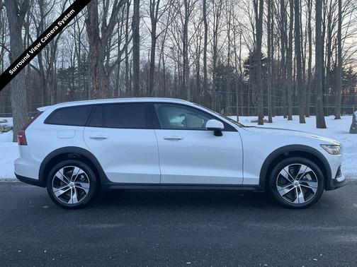 2025 Volvo V60 Cross Country Plus, B5 AWD Gas (mild hybrid)