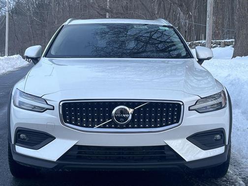 2025 Volvo V60 Cross Country Plus, B5 AWD Gas (mild hybrid)