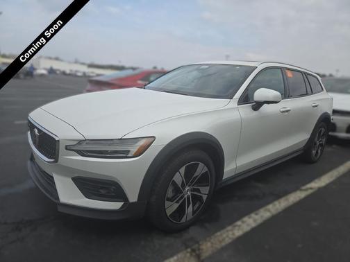 2025 Volvo V60 Cross Country Plus, B5 AWD Gas (mild hybrid)