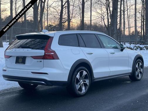 2025 Volvo V60 Cross Country Plus, B5 AWD Gas (mild hybrid)