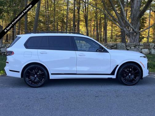 2023 BMW X7 M60i