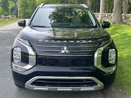 Labrador Black Pearl 2023 Mitsubishi Outlander SEL S-AWC