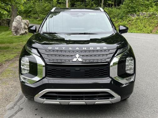 Labrador Black Pearl 2023 Mitsubishi Outlander SEL S-AWC
