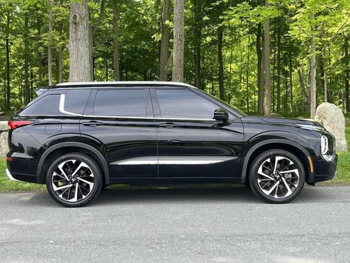 Labrador Black Pearl 2023 Mitsubishi Outlander SEL S-AWC