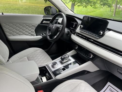 Labrador Black Pearl 2023 Mitsubishi Outlander SEL S-AWC