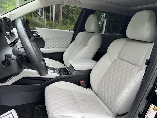 Labrador Black Pearl 2023 Mitsubishi Outlander SEL S-AWC