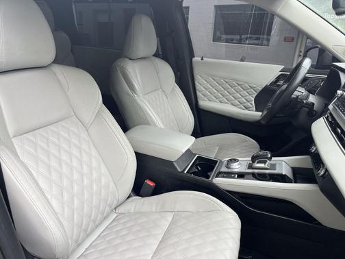 Labrador Black Pearl 2023 Mitsubishi Outlander SEL 2.5 S-AWC