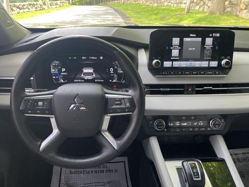 Labrador Black Pearl 2023 Mitsubishi Outlander SEL S-AWC