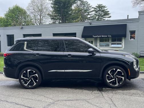 Labrador Black Pearl 2023 Mitsubishi Outlander SEL 2.5 S-AWC