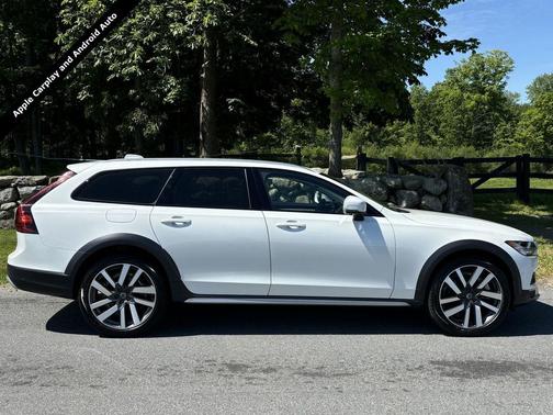 Crystal White Metallic 2023 Volvo V90 Cross Country B6 Plus