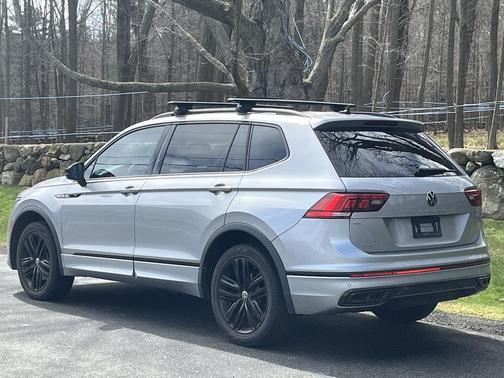 Pyrite Silver Metallic 2022 Volkswagen Tiguan 2.0T SE R-Line Black 4MOTION