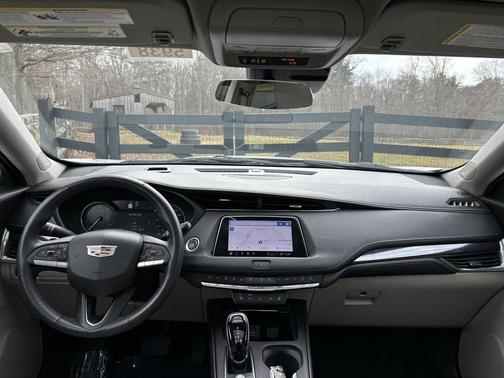 Crystal White Tricoat 2022 Cadillac XT4 Luxury