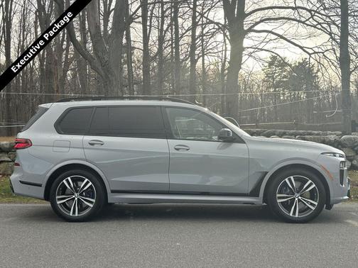 2023 BMW X7 M60i
