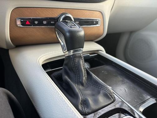 2021 Volvo XC90 T6 Momentum