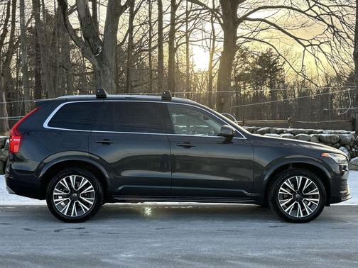 2021 Volvo XC90 T6 Momentum