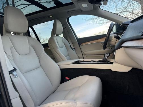 2021 Volvo XC90 T6 Momentum