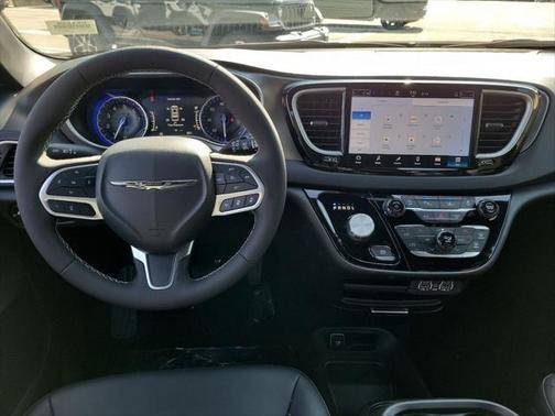2025 Chrysler Voyager LX